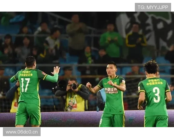 中超联赛激战正酣 北京国安与上海上港展开焦点对决 - 副本 - 副本 (2)